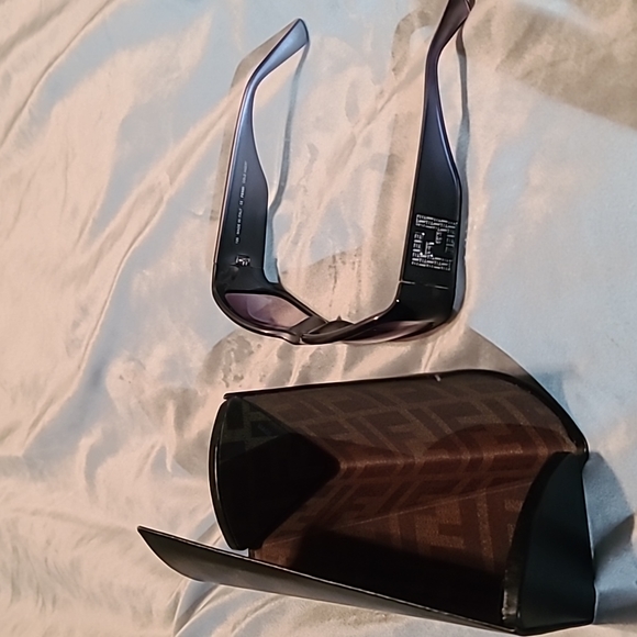 Fendi FS 5084 Sunglasses - Picture 2 of 5